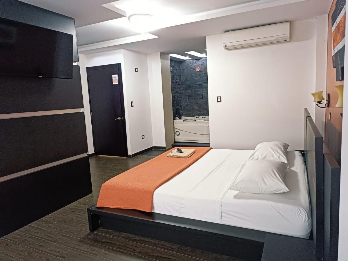 Hotel Quezada Hermanos 圣多明各德洛斯科罗拉多斯 外观 照片